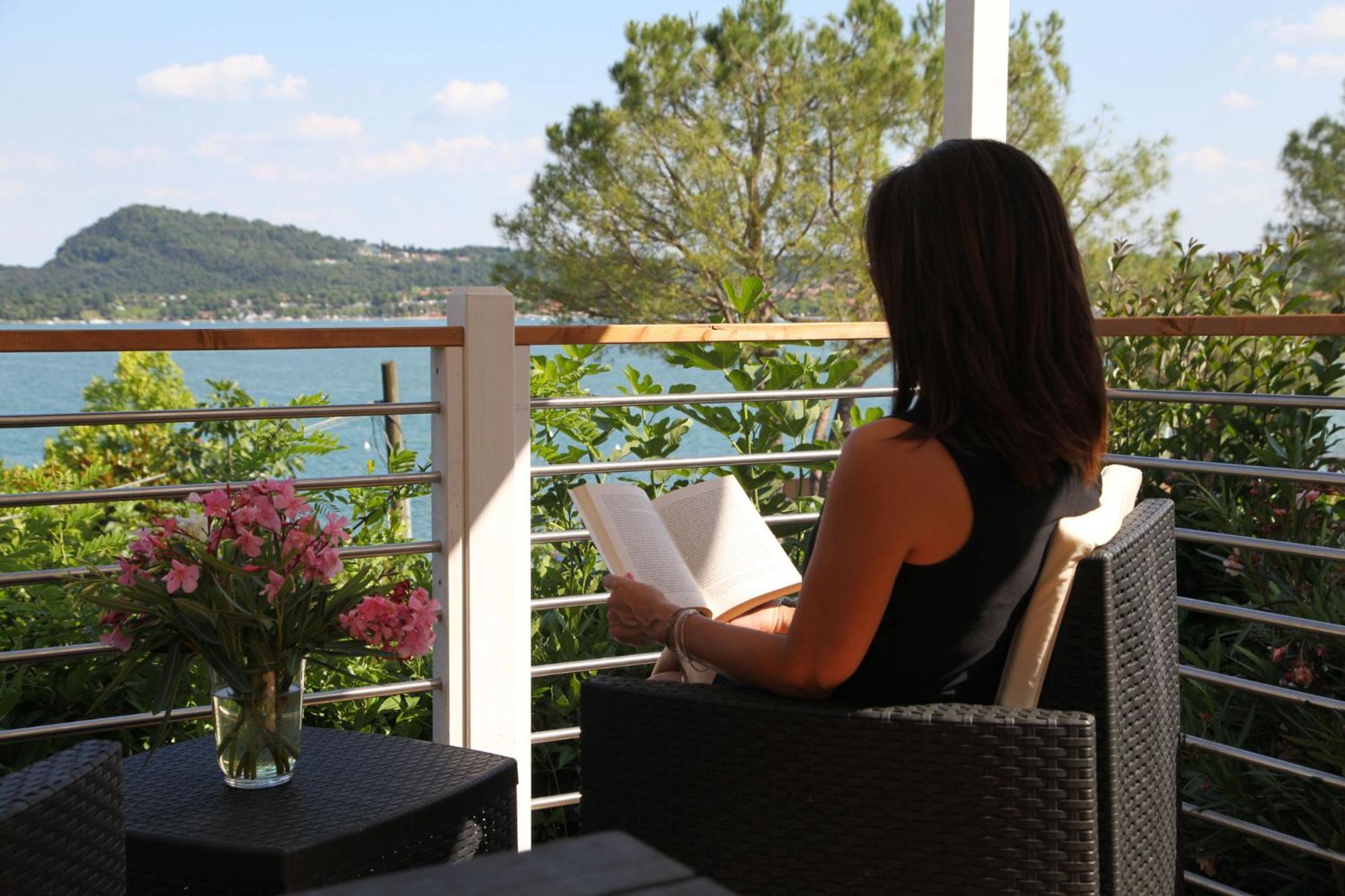 Campeggio Europa Silvella Сан-Феліче-дель-Бенако Екстер'єр фото A woman reading on a balcony