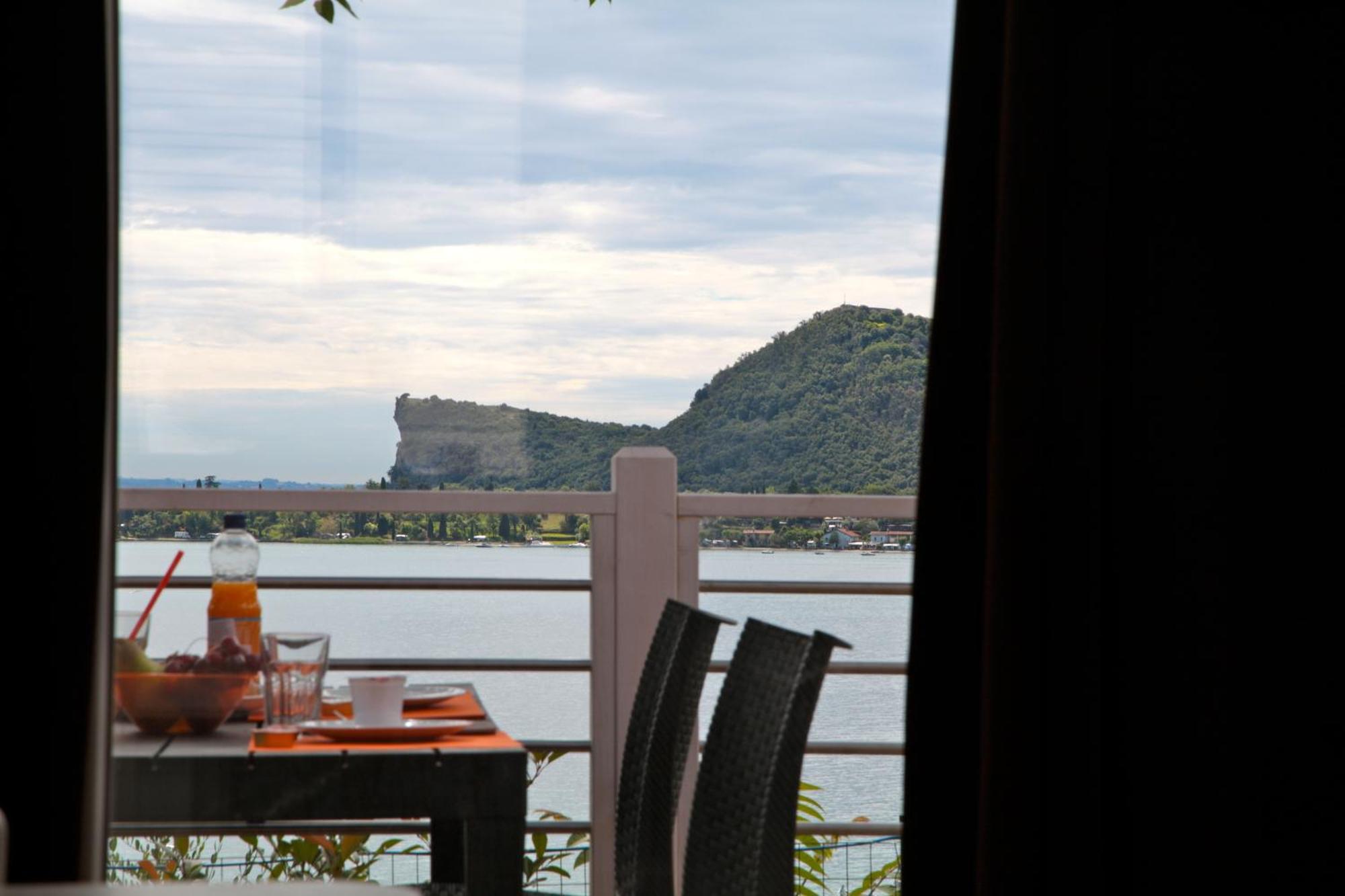 Campeggio Europa Silvella Сан-Феліче-дель-Бенако Екстер'єр фото View of the lake from the restaurant